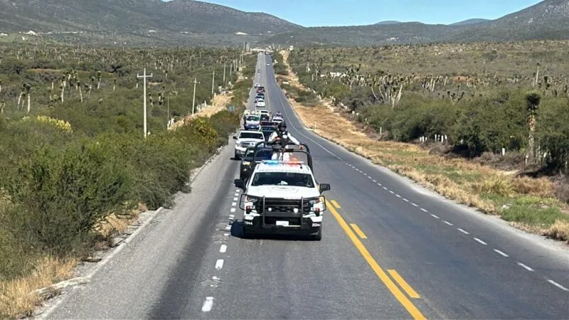 Escolta Guardia Estatal caravana de 250 vehículos de paisanos en la Carretera Federal 101
