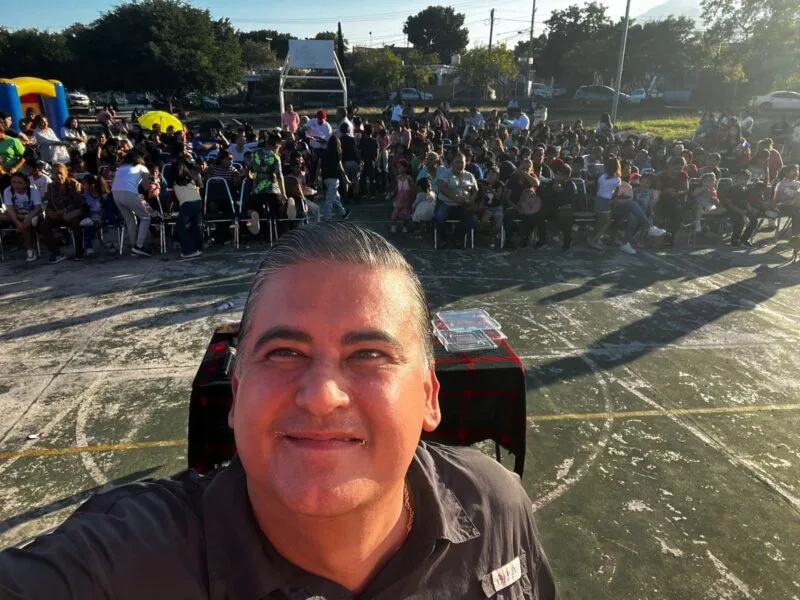 Dialogando.- Oscar Narváez lleva posada navideña a la colonia “Vamos Tamaulipas”