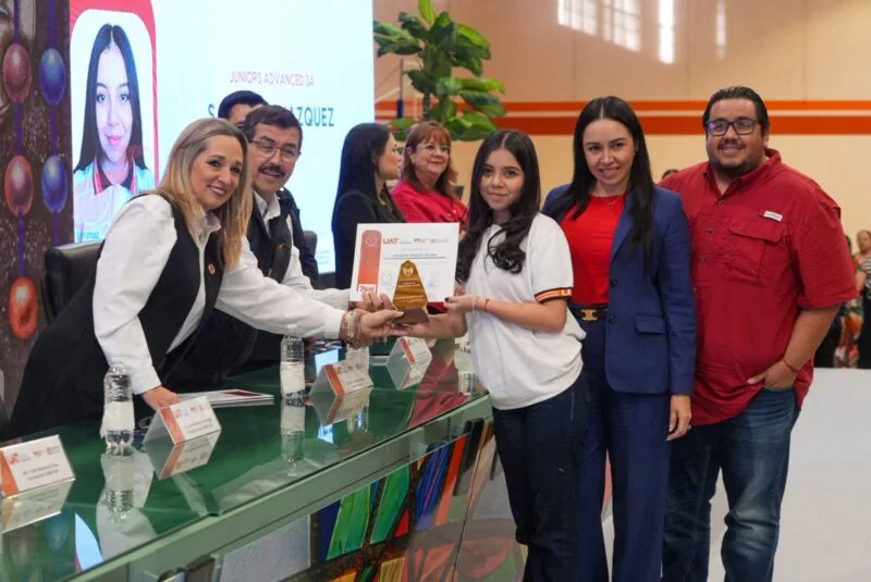 Entrega la UAT reconocimientos a estudiantes del CeINA