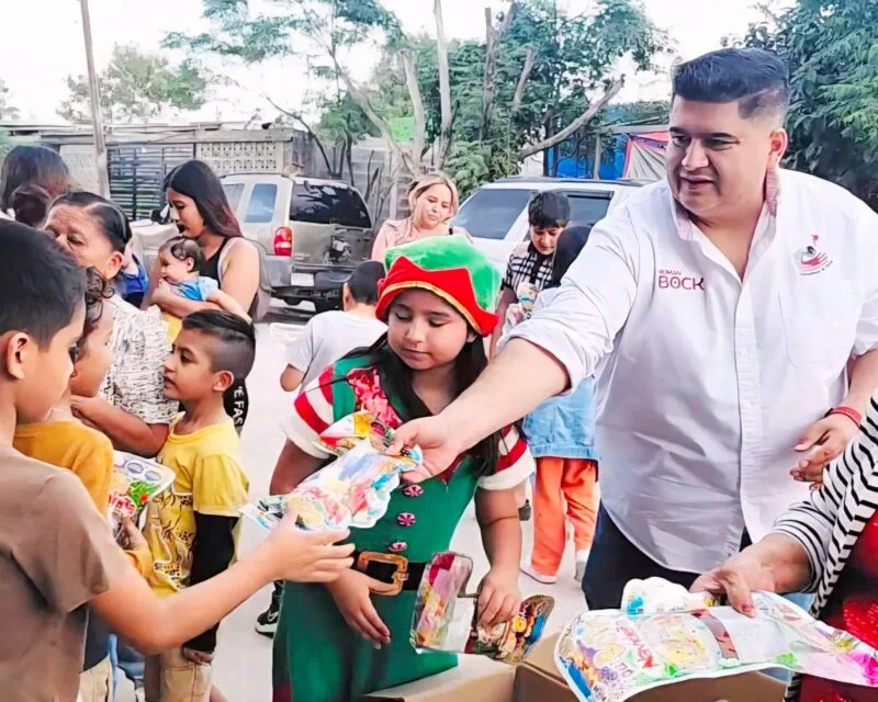Dialogando.- Levanta la mano Román Bock para la diputación federal 5º distrito