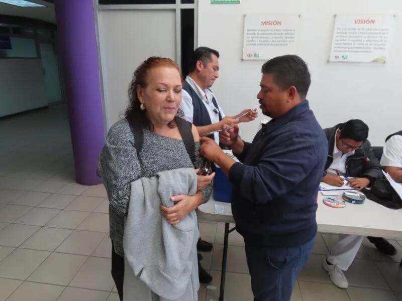 Refuerzan salud estudiantil con jornada de vacunación en la UPV