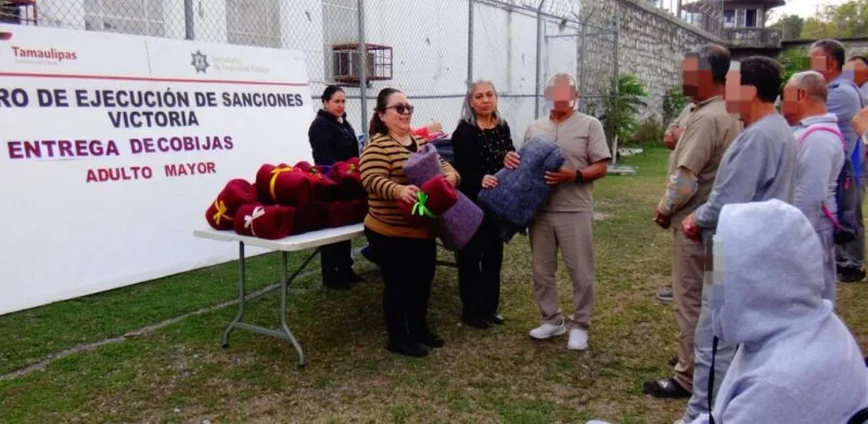 Entrega CEDES Victoria cobijas a personas adultas mayores