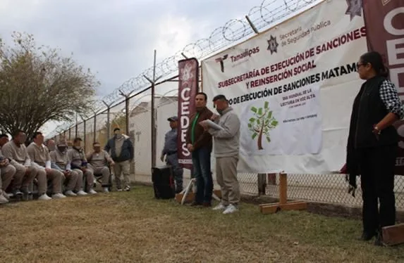Promueven CEDES de Tamaulipas hábito de lectura entre la población penitenciaria