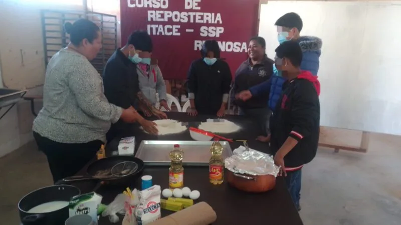Imparte DEMA e ITACE taller de repostería a adolescentes en conflicto con la Ley Penal
