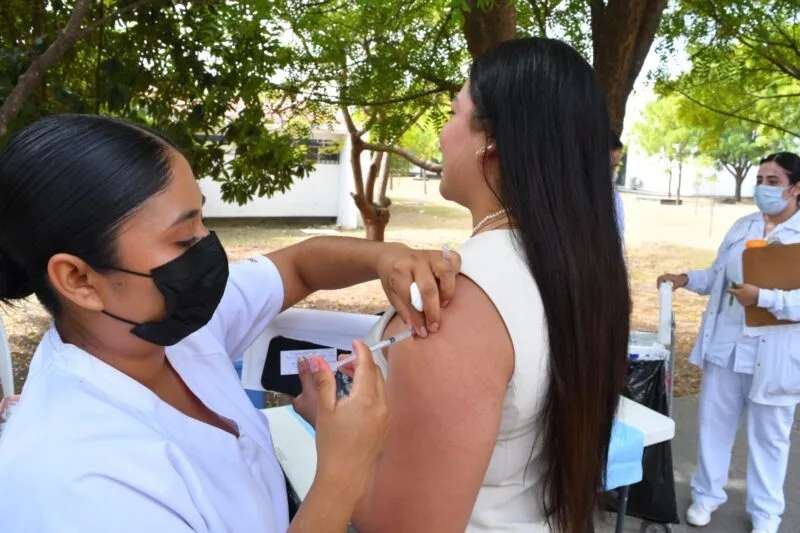 Realizan SSPT e ISSSTE campaña de vacunación contra el sarampión