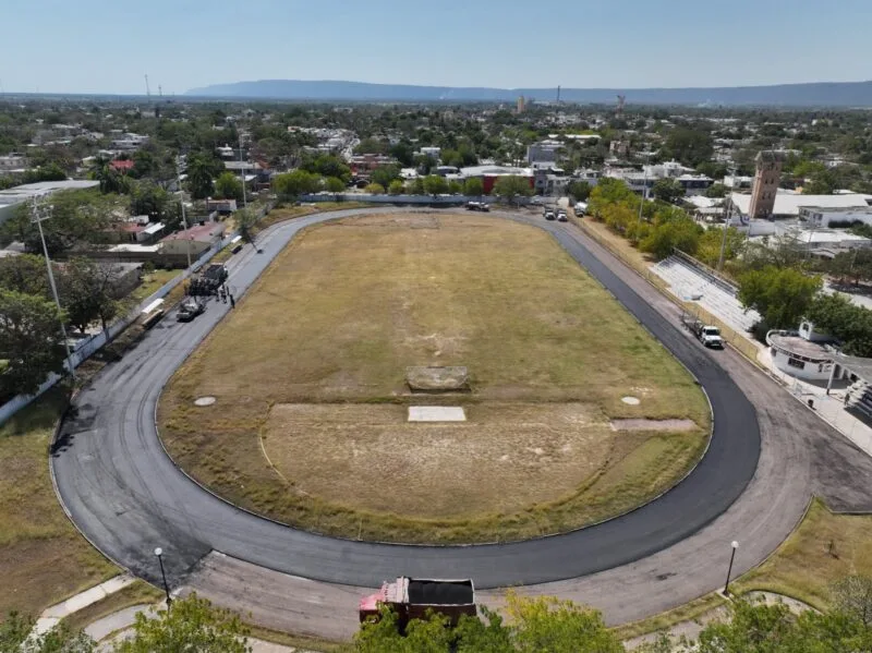 Avanza rehabilitación de la pista del estadio Zaragoza en El Mante