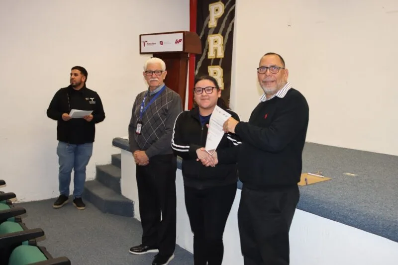 Impulsa UPRR permanencia escolar con becas para 85 estudiantes