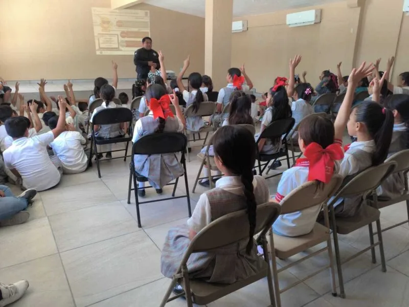 Reciben estudiantes, madres de familia y docentes orientación en ciberseguridad