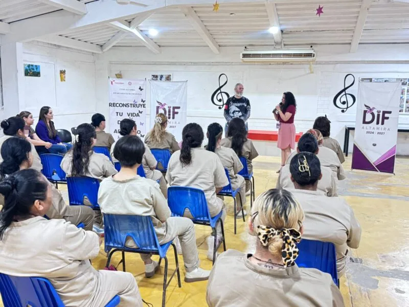 Reciben mujeres privadas de la libertad conferencia “Reconstruye tu vida desde adentro”