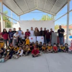 Juanjo Salazar entrega tanques de basura y malla ciclónica al jardín de niños Oralia Guerra de Villarreal en Ciudad Victoria