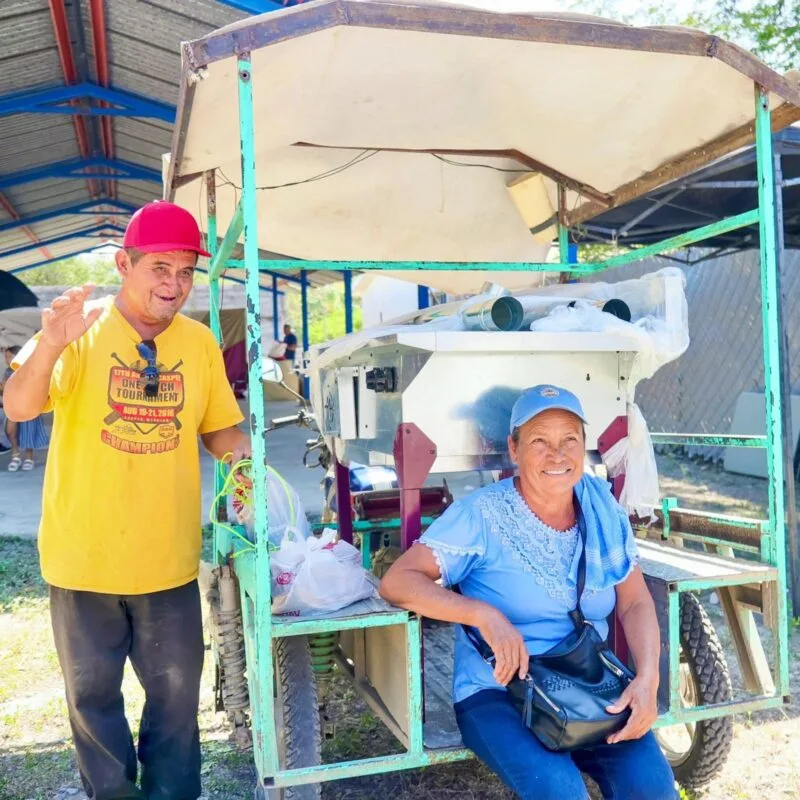 Entrega SEBIEN estufas y tinacos en Xicoténcatl