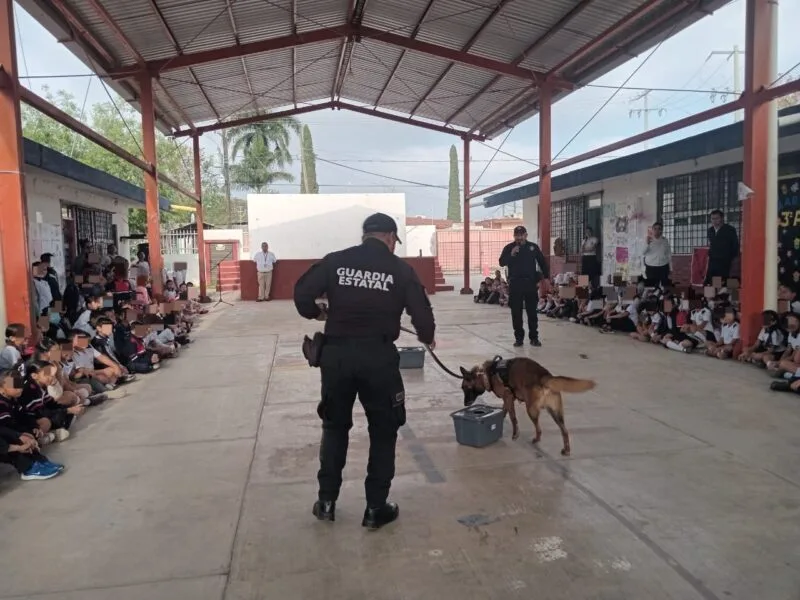 Acerca Guardia Estatal a “Max”, perro especializado, a comunidad escolar