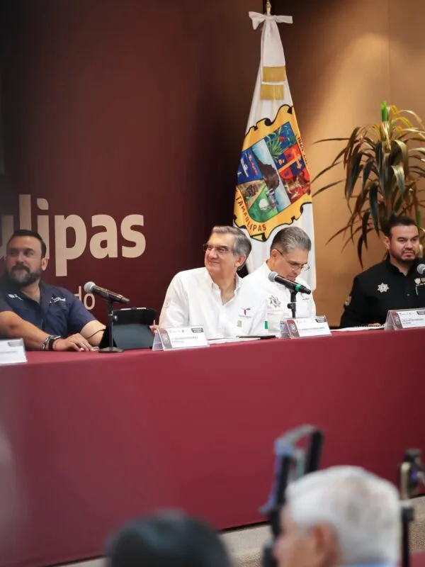 Dialogando.- Muy movido AVA