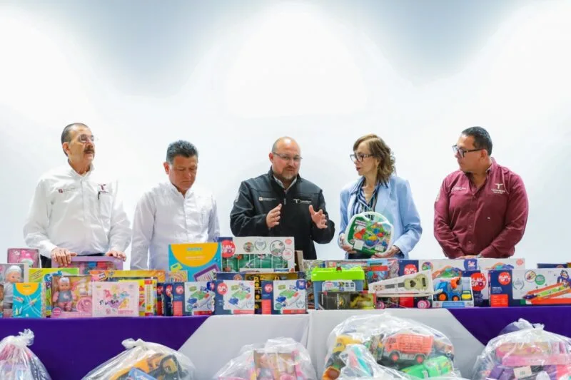 Entrega secretario general de Gobierno donativos de la colecta DIFTON 2026 en vísperas del Día de la Niña y el Niño