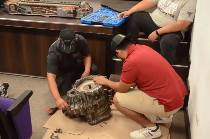 Refuerza UPV especialización de sus estudiantes con capacitación en tecnología de autos híbridos