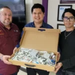 Contribuyen egresados de la UPV a la formación técnica mediante donación de material electroneumático