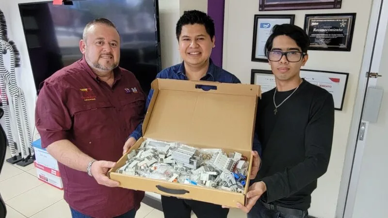 Contribuyen egresados de la UPV a la formación técnica mediante donación de material electroneumático