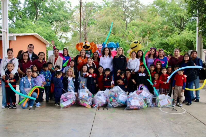 Entrega UAT juguetes a niñas y niños con la jornada “Alegrando Corazones”