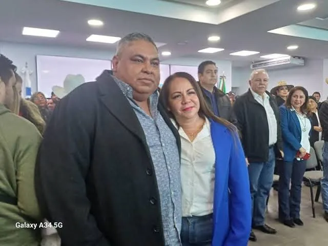 Dialogando.- La alcaldesa de Miquihuana no asiste a los Honores a la Bandera