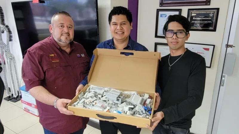 Entregan donativo ex alumnos a la UPV