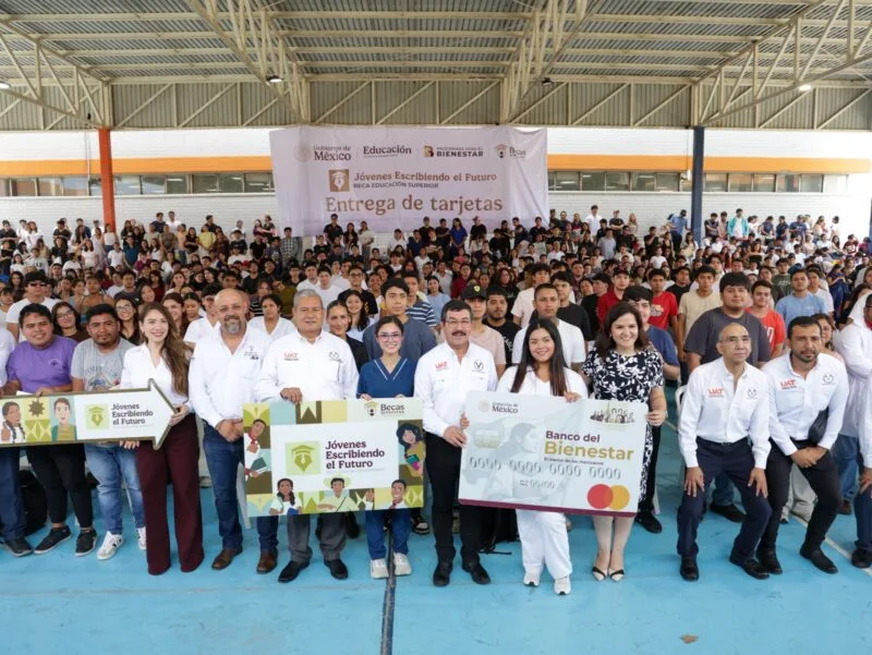 Encabeza el rector Dámaso Anaya entrega de becas a 493 estudiantes de la UAT
