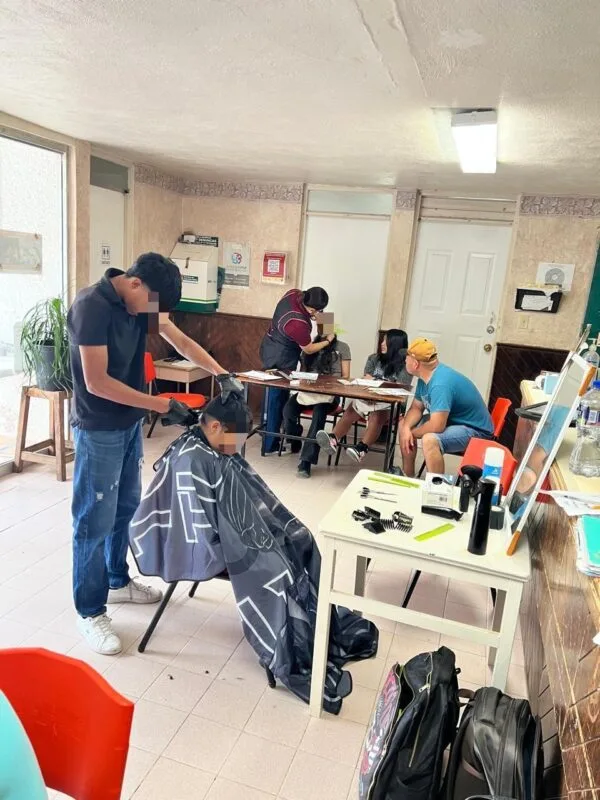Reciben adolescentes en conflicto con la Ley Penal capacitación laboral en barbería