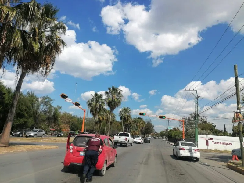 Agentes de tránsito auxilian a conductores con vehículos averiados