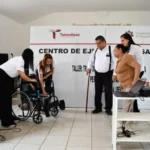 Dona DIF Tamaulipas silla de ruedas a adulta mayor con discapacidad en el CEDES Victoria