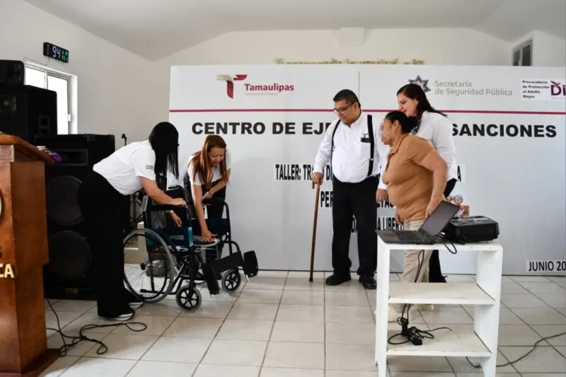 Dona DIF Tamaulipas silla de ruedas a adulta mayor con discapacidad en el CEDES Victoria