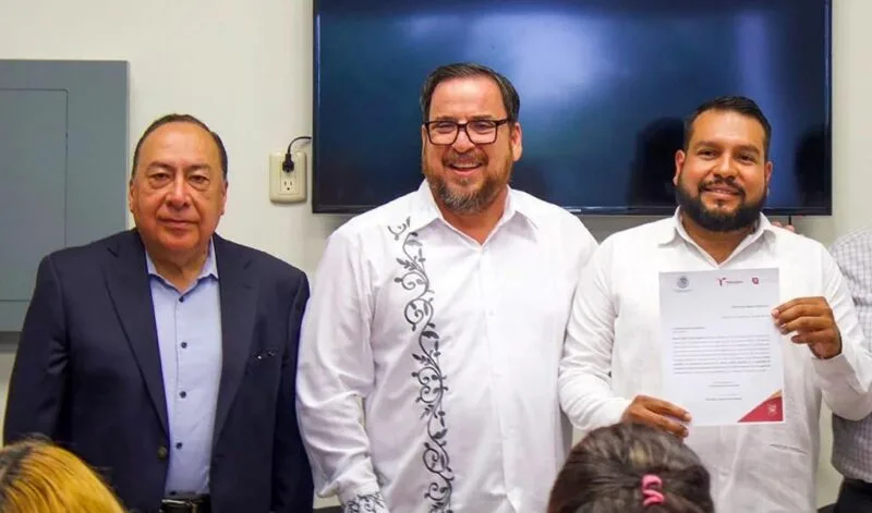 Entrega Miguel Ángel Valdez García nombramiento al nuevo titular del CREDE Nuevo Laredo