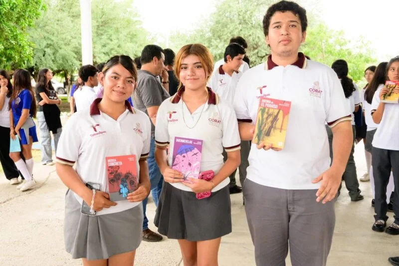 Continúa entrega de libros a jóvenes por parte del ITCA en diversos municipios