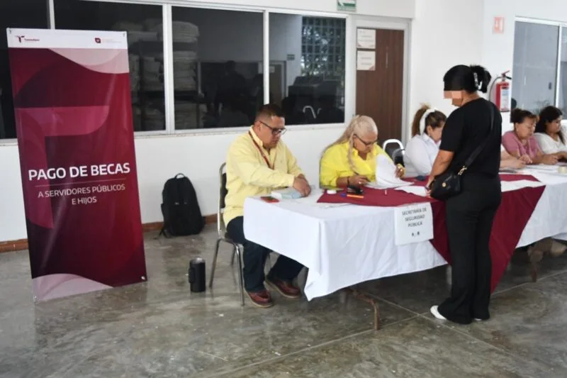 Inicia SSPT entrega de becas para fortalecer la educación de servidores públicos y sus familias