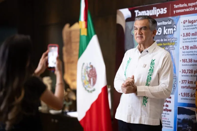 Dialogando.- Más cambios en el gobierno de AVA