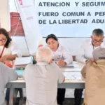 Brigada del IDPET brinda atención jurídica a adultos mayores en el CEDES