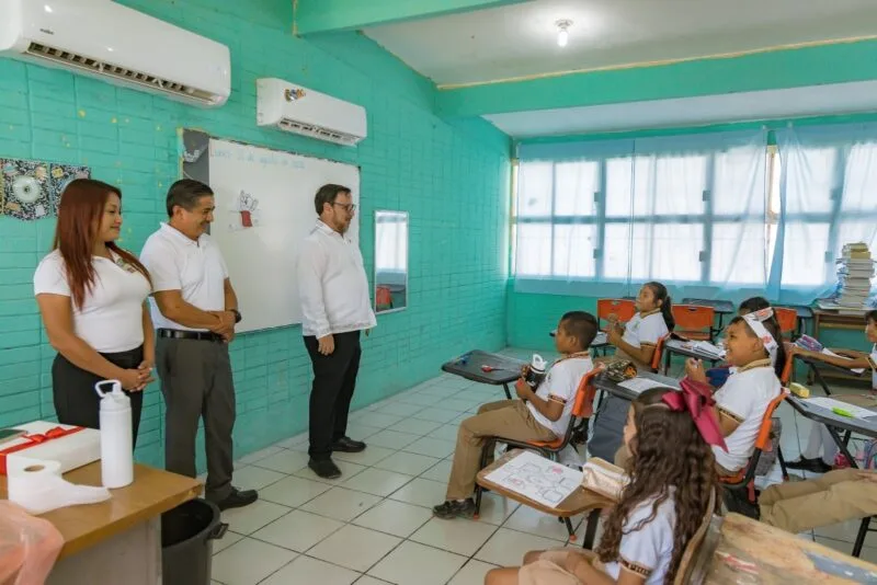 Escucha y atiende titular de la SET a comunidades escolares de Soto la Marina