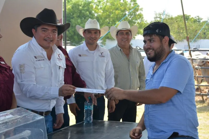 Acerca Tamaulipas ejemplares de alta calidad genética a ganaderos de El Mante