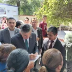 Dialogando.- Un gobernador cercano al pueblo