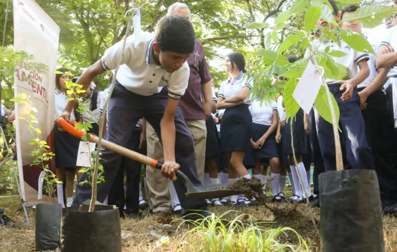 Participan estudiantes de la Secundaria Federalizada No. 1 en Ciudad Victoria, en jornada de sensibilización y reforestación
