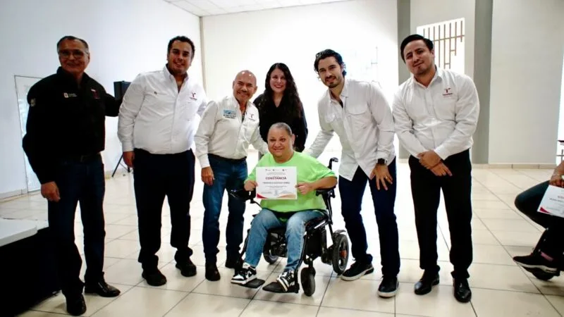 Entregan constancias de capacitación en autoempleo por curso de elaboración de piñatas