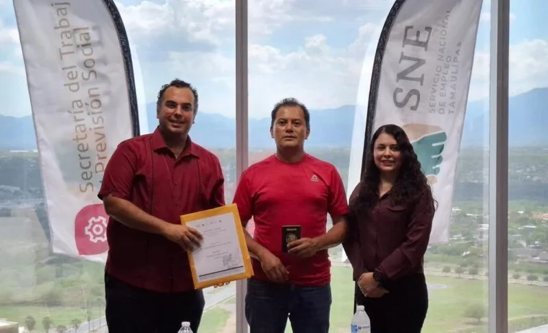Dan sobres de viaje a trabajadores agrícolas tamaulipecos contratados en Canadá