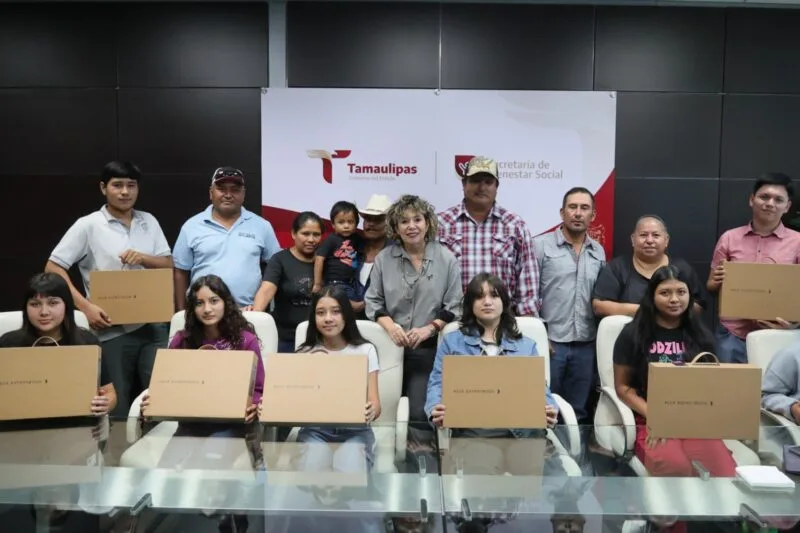 Entrega SEBIEN computadoras a estudiantes