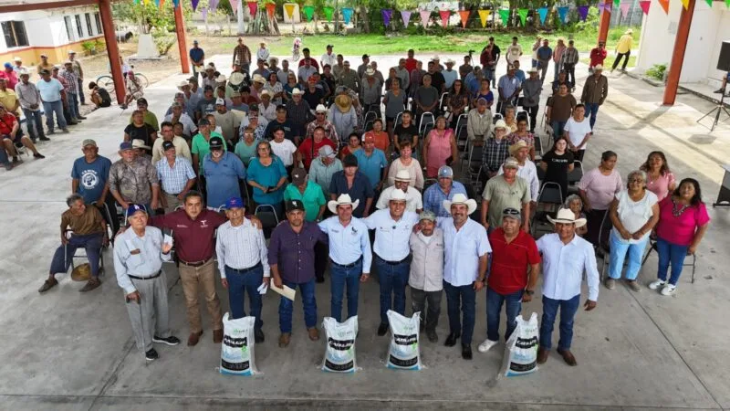 Continúa apoyo a la citricultura con entrega de fertilizante en Llera