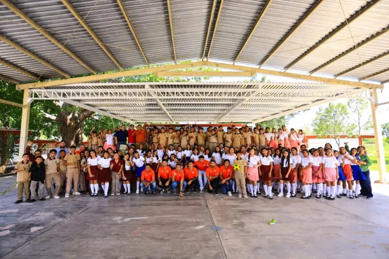 Visita CF Correcaminos la escuela secundaria Silvestre Ábrego del ejido Alianza de Caballeros