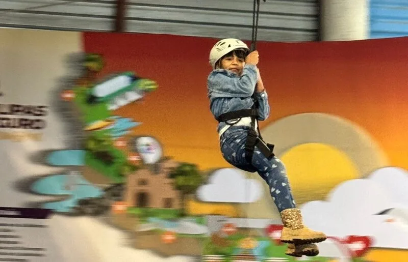 Disfrutan niñas y niños aventuras en el stand de la Secretaría de Turismo