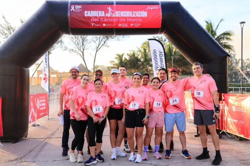 Realizan SEDENER y Woodside Energy carrera atlética por la sensibilización sobre el cáncer de mama